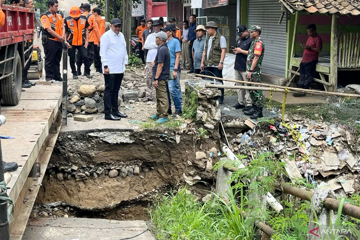 Bupati Rudy Susmanto gunakan dana individu tangani akses terputus di Bogor